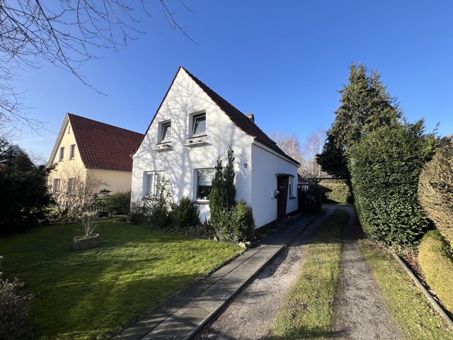 PROVISIONSFREI in Sande: Zweifamilienhaus mit Kanalgrundstück in Sande